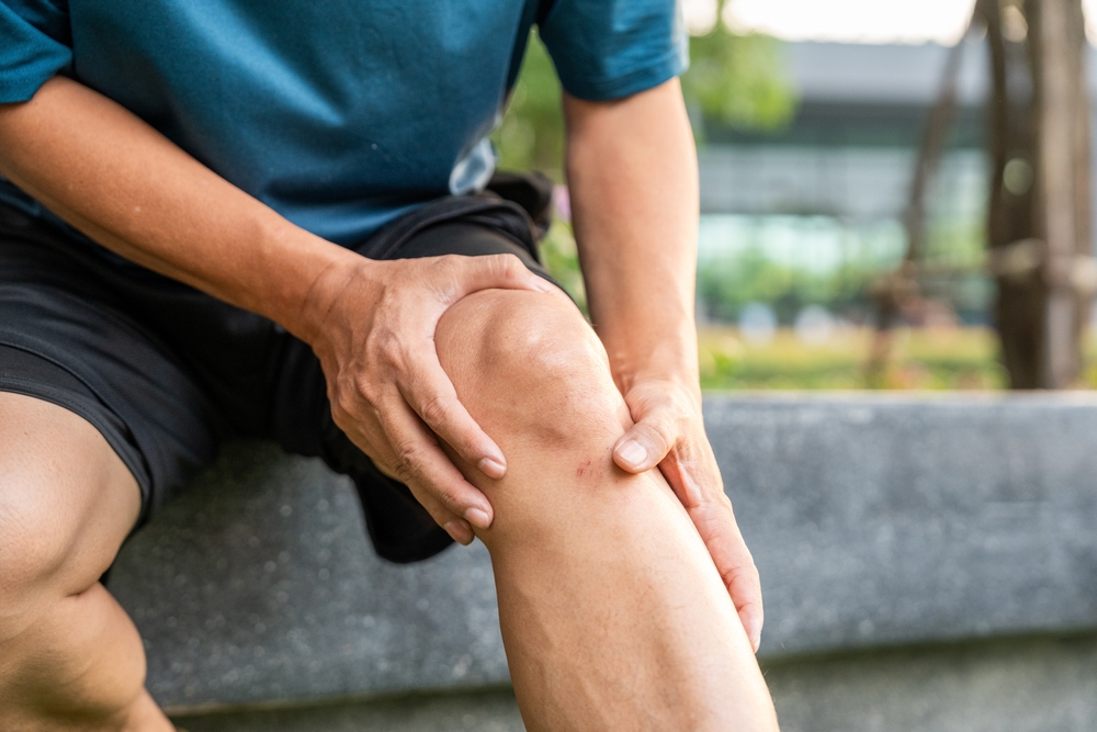man with knee injury.